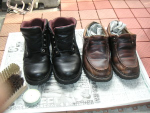 新聞紙を中に入れて湿気を取っています。