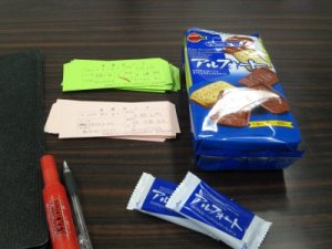 甘い物を補給しながら朝９時から夕方５時半まで頑張っています。